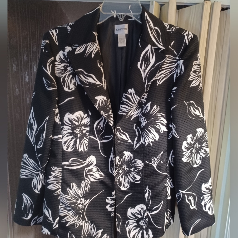 Chico's womens 1 medium black white floral micro quilting jacket blazer